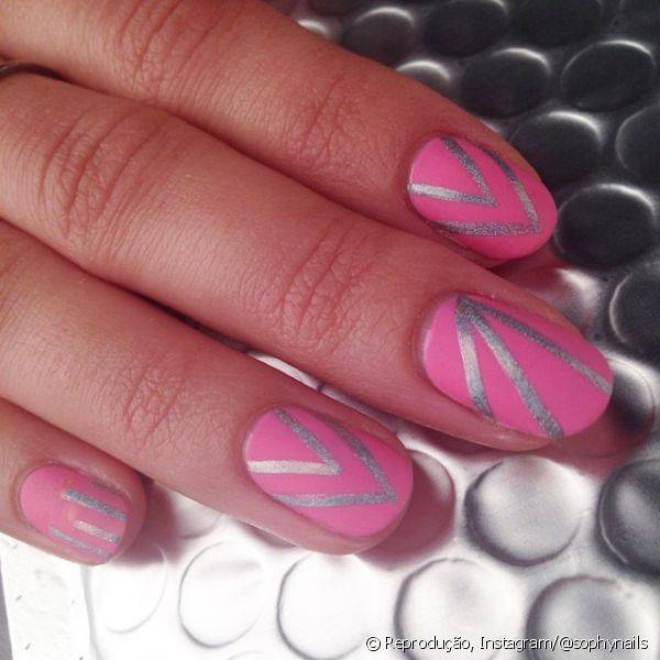 Para dar mais graça ao esmalte rosa, a manicure usou filetes prateados para adornar as unhas